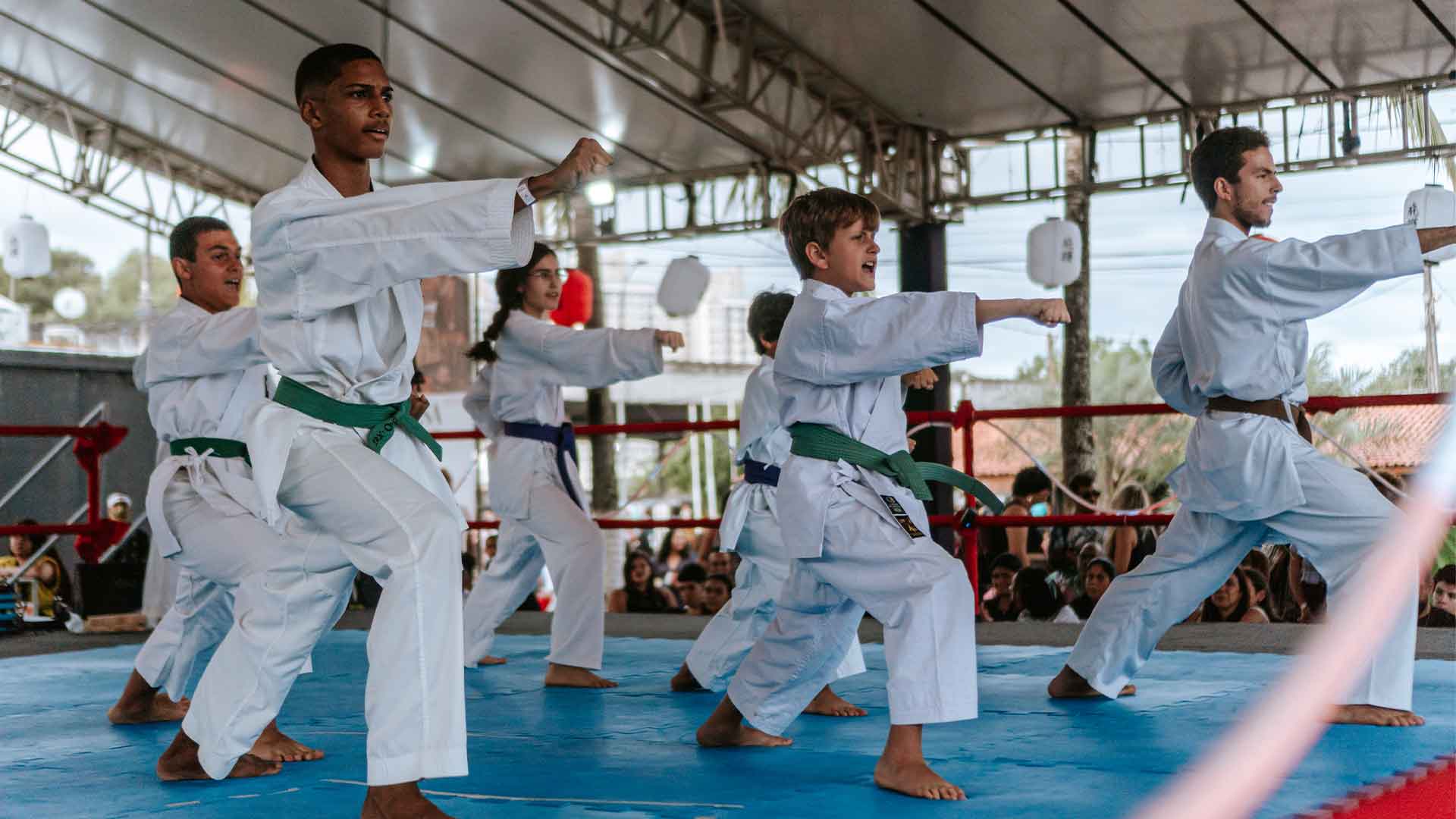 Pessoas jogando jogos de tabuleiro japoneses em uma mesa